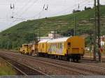 Bahnbau Gruppe Gleisstopfmaschine, Schotterplaniermaschine und zwei Bauwagen der Bahnbau Gruppe fahren durch Plochingen in Richtung Stuttgart. (14,09,2010)