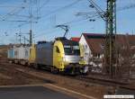 ES 64 U2-070 f�rt mit ihrem Containerzug am Bf Stuttgart-Untert�rkheim ...