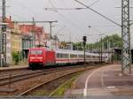 BR 101 mit Zugen Noch ist es nur ein leichtes Tr�pfeln bevor die Regenfront richtig zuschl�gt, f�hrt 101 013-1 mit ihrem EC 114 durch Esslingen/N nach Stuttgart. (05,08,2010)