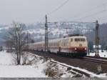 BR 103 103 235 bringt ihren Sonderzug von Hamburg nach dem Halt in Esslingen am Neckar zum Adventszauber in der Mozartstadt Salzburg. Hier kurz vor Uhingen/Fils. (01,12,2010)