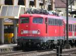 110 445-4 steht mit ihrer RB auf Gleis 1 in ...