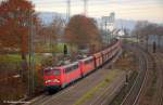 140 791 und 140 806 ziehen einen aus Falswagen-Leerzug aus ...