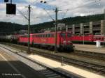 140 810-3 und 140 825-1 ziehen ihren Kesselwagenzug durch Plochingen. ...