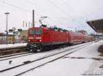 BR 143 mit Zugen RE 22039 mit 143 176 und 143 105 als Sandwich nach T�bingen Hbf unterwegs, hier bei ihrem Halt in Wendlingen am Neckar. (13,02,2010)