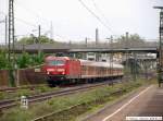 BR 143 mit Zugen Einfahrt in den Bf Esslingen einer RB mit 143 347 vor den Resten der ehemaligen Rampe, auf der die Gleis f�r die Esslingen-Nellingen-Denkendorf (END) Stra�enbahn lag. (27,05,2010)