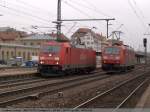 BR 185 W�hrend 185 181 auf dem Weg nach Plochingen durch Esslingen am Neckar ist um G�terwagen abzuholen, f�hrt aus Plochingen kommend 185 215 in Richtung Stuttgart zur�ck. (18,03,2011)