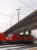 BR 185 185 260-7 steht mit 189 061-5 und den seit Freitag ruhenden 140 am Gleis 16. 185 203 hat  die runde verlassen und setzt sich vor leere Falns ums sie abzufahren. (15,02,2010)