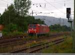 BR 185 Langsam schiebt sich die Regenfront �ber Esslingen/N, so das man 185 109-6 die auf dem S-Bahngleis als Lz nach Plochingen f�hrt, schon schlecht Fotografieren kann. (05,08,2010)