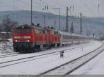 BR 218 mit Zugen 218 487 und 218 494 ziehen ihren IC 2013 mit +30 durch Esslingen am Neckar auf Gleis 5, da das Durchfahrtsgleis 4 eine Weichenst�rung hat. Erst nach der Vogelsangbr�cke in Fahrtrichtung M�nchen wird wieder auf das Ferngleis gewechselt. (27,12,2010)