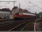 BR 218 mit Zugen Jetzt sind alle Schleusen ge�ffnet worden und wird in den n�chsten Stunden rund 40L/m� bringen, unbeirrt f�hrt 218 496-8 mit einer unbekannten Schwesterlok im Sandwich den IRE 4232 von Ulm nach Stuttgart durch Esslingen/N. (05,08,2010)