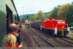 BR 294 294 364-5 mit G�terwagen f�r Fa. Scheufelen, Ausgestellt im Bahnhof Oberlenningen f�r das Bahnhofsfest am 09.1999 in Kirchheim/Teck