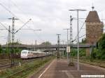 br-401-ice-1 Ein ICE de ersten Generation f�hrt unter der neuen Fu�g�ngerbr�cke (Pliensaubr�cke) die seit 2005 die alte Stra�enbr�cke am Pliensauturm ersetzt, durch den Bf Esslingen (Neckar). (26,05,2010)