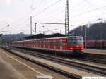 420 466-5 und ein Schwestertriebwagen warten auf die Ausfahrt auf ...
