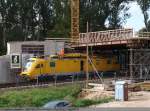 BR 711 Welche Arbeiten der 711 121-4 an der Oberleitung der Baustelle f�r eine neue Br�cke am Ortseingang Oberbohingen gemacht werden mu�ten, war aus dieser Entfernung nicht auszumachen. Dennoch mu�ten alle Verbindungen von Stuttgart nach T�bingen auf das 'Falsche Gleis' geleitet werden. (16,09,2010)