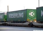 containertragwagen Doppeltaschen-Gelenkwagen 31 TEN-RIV 84 NL-RN 4955 909-1 Sdggmrs 717 (AAE S145) mit KIESERLING Trailer im Stuttgarter Hafen-Umschlagbahnhof. (24,03,2010)