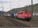 containerzuge 151 032 mit Wechselcontainerwagen bei seiner Durchfahrt durch Esslingen am Neckar in Richtung M�nchen. (01,04,2011)