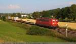 151 075 zieht einen kurzen Containerwagenzug bei Ebersbach nach Stuttgart. ...