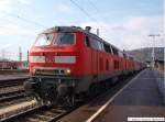 218 499 und Schwester-Lok 218 494 ziehen ihren IC2013 mit 20 Mintiger Versptung nach Oberstdorf in den Bahnhof Plochingen ein. (15,03,2010)