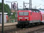 BR 143/51737/143-105-5-faehrt-mit-seinem-re 143 105-5 fhrt mit seinem RE aus Tbingen kommend nach kurzem Halt in Plochingen weiter nach Stuttgart Hbf. (29.04.2004)