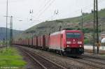 185 315 mit Containerzug durch Esslingen am Neckar in Richtung Mnchen.