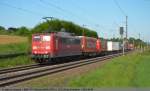 151 128 zieht einen kurzen Containerzug in Richtung Stuttgart/Kornwestheim durch Ebersbach/Fils. (09,05,2011)