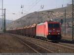 152 397 zieht einen Ealos-t-Zug beladen mit Holz von Stuttgart kommend in Richtung Mnchen durch Esslingen am Neckar. (04,03,2011)