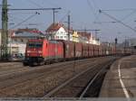 Mit einem langen Fals-Zug fhrt 185 210 in Richtung Stuttgart durch Esslingen am Neckar. (04,03,2011)