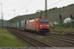 Bevor der Regen kam, durch fhrt 152 097 mit ihrem KLV-Zug (LKW-Walter) Esslingen am Neckar in Richtung Mnchen. (29,04,2011)