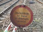 bahnschilder-werbeplakate-und-ahnliches/51234/warnschild-zwischen-gleis-2-und-3 Warnschild zwischen Gleis 2 und 3 am ende des Bahnsteiges 2  in richtung Nrtingen/Tbingen. (03.12.2009)