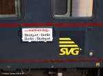 Nacht im Zug der SVG (Schienen Verkehrs Gesellschaft) Logo mit Zuglaufschild [Stuttgart - Ludwigsburg - Bietigheim-Biss.