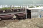 erzzuge Entladene Wagen fahren aus der Erzentladung in Narvik. Im hindergrund, steht eine neue Erzladung zum entladen bereit (21,06,2011)