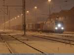 Mit beiden Pantographen steht EVB-Lok 185 676 im Stuttgarter Umschlagbahnhof/Neckarhafen ...