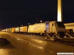 EVB Eisenbahnen und Verkehsbetriebe Elbe Weser GmbH 185 672-3 von Railpool f�hrt f�r die EVB steht noch unter dem Containerverladekran im Stuttgarter Hafen/Umschlagbahnhof. Da sie ohne Strom dasteht, wird sie demn�chst mit ihren 25 Wagenzug von der Locon 211 auf ein anderes Gleis mit Strom gezogen/geschoben. (25,02,2010)