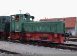 GES Gesellschaft zur Erhaltung von Schienenfahrzeugen Stuttgart e.V. Krupp 3593 der GES ehemals Lok 2 der PSO - Papierfabrik Scheufelen GmbH & Co. KG (Oberlenningen) Rangiert Lok 11 in Neuffen in den Lok-schuppen. (31,10,2009)
