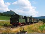 GES Gesellschaft zur Erhaltung von Schienenfahrzeugen Stuttgart e.V. Das Sofaz�gle mit ihrer Lok 11 der GES f�hrt mit dem denkmalgesch�tzten Hohenzollernzug von Neufen kommend nach N�rtingen noch vor Linsenhofen an mir vorbei im Hintergrund thront der Hohe Neufen. (18,07,2010)