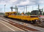 Gleisbaumaschinen und -krane Kranwagen KRC 910 [97 82 53 520 29-7] und Schutzwagen [33 80 3901 263-2 D-PRESS] der Eurogleis GmbH stehen im Hbf Stuttgart. (08,08,2010)