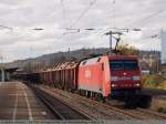 guterzuge 152 061-8 mit einem Holzzug bei der durchfahrt Oberesslingen in Richtung M�nchen. (09,11,2010)