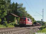 Mit einem gemischten G�terzug f�hrt 151 131-0 von der Geislinger/Steige ...
