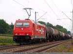 HGK-Lok 185 631-8 zieht den Kesselwagen-Zug zwischen Ebersbach und Reichenbach ...