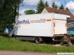 ATEGO 815 von SaniRail steht neben dem Zweiwegebagger 1604 ZW-WB ...