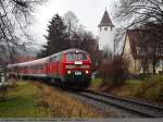 KBS 761 218-Abschied Hier RB13953 von Wendlingen/N nach Oberlenningen durch Unterlenningen/B� Brunnenstra�e um 13:25 Uhr. (11.12.2009)