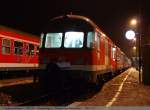 KBS 761 218-Abschied Anbringen der Schilder f�r den Abschiedstag Steuerwagen Bnrdz (463) durch den Zf. (11.12.2009)