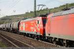 kessel--und-silozuge Leider nur an zweiter Stelle kommt 185 142 'Edelwei�' und 185 080 mit einem KeWa durch Esslingen am Neckar in Richtung M�nchen. (11,04,2011)