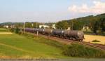 185 055 zieht ihren Kesselwagenzug in Richtung M�nchen bei Ebersbach/Fils ...