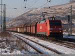 kohle--erz--und-kokszuge 152 084 bringt in Fals-Wagen auf seiner fahrt durch Esslingen am Neckar nach Plochingen, mit Nachschub f�r das EnBW Kohlekraftwerk Altbach. (05,01,2011)
