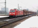 kohle--erz--und-kokszuge 185 261-5 f�hrt mit seinen Falns von Kornwestheim kommend in richtung Plochingen durch Untert�rkheim. (17,02,2010)