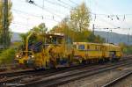 Leonhard Weiss Eine Schotterprofiliermaschine und Stopfmaschine Staufenexpress 88503 der Fa. Leonhard Weiss auf ihrer fahrt durch Esslingen am neckar nach G�ppingen. (28,10,2011)