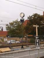 Fahranzeige mit Bahnhofsuhr die w�hrend den Bauarbeiten f�r die S-Bahnerweiterung ...