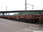 niederbordwagen Gleich neun Flachwagen [u.a. 35 RIV 54 3937 491-7 CS - CD Res] sind bei der Fa. Leonhard Weiss angemietet und stehen am geschlossenen G�terschuppen Bf Plochingen. (14,05,2010)