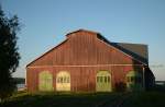 Norrbottens Jarnvagsmuseum Ruhig und Abgeschieden liegen zwei gro�e Lagerhallen in Lule�-Karlsh�ll am alten Pier. Diese Westliche Lagerhalle geh�rt heute zu der MBV (Malmbanans v�nner). (14,06,2011)